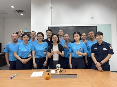 陳艾懃老師、教育班長與922新生合照