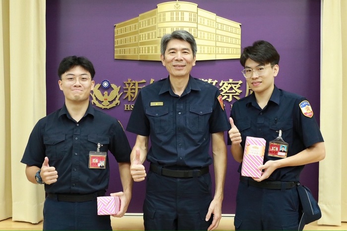 副局長頒發實習心得分享紀念品