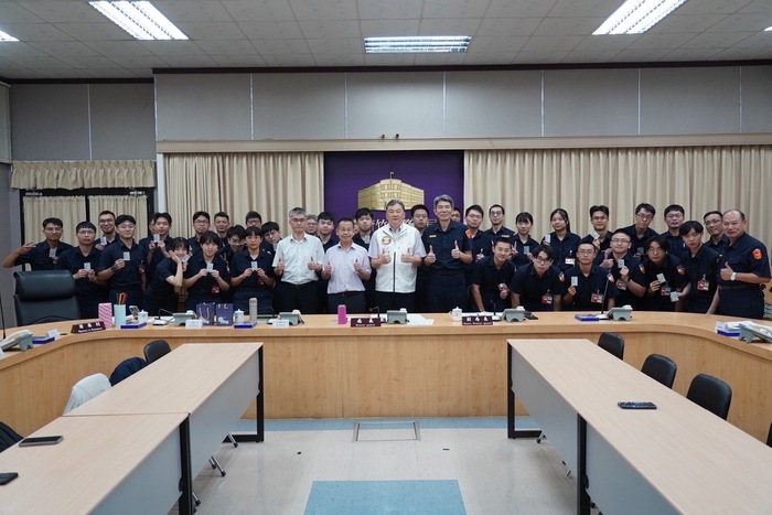 新竹市警察局局長率同仁與指導老師、實習生合照紀念